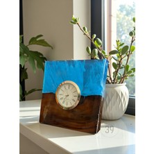 39 Art Studio Classic Ceviz & Epoksi Masa Saati – Gümüş Kaplama Quartz Mekanizma – El Yapımı Tasarım (15X15 cm )