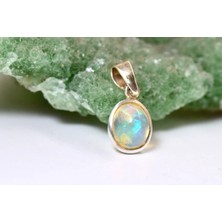 Doğaltaş Gümüş Opal Kolye – Işıltılı Renk Oyunları ve Zarif Şıklık