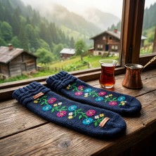 Robotel El Örmesi Renkli Bahar Çiçekleri Nakışlı Lacivert Yün Tuşeli Uzun Çorap