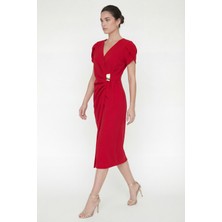 Lafaba Kadın Kırmızı Kruvaze Yaka Aksesuar Detay Midi Davet Elbisesi