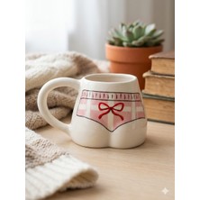 Palto Tasarım Kırmızı Kurdele Bikinili El Yapımı Beyaz Parlak Popo Kupa - El Işçiliği Hediyelik Kupa Bardak Mug