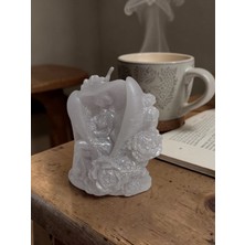 Doğal (Modern): Gümüş Parıltılı Inci Detaylı Melek ve Gül Temalı Tasarım Mum