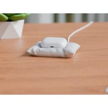 Noveria Tech Airpods Yastık Şarj Standı – Minimal Şarj ve Düzenleyici Standı