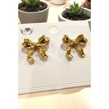 Katilus Gold Renk Fiyonk Küpe – Zarafetin ve Şıklığın Buluşma Noktası