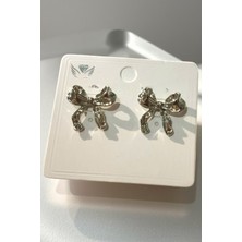 Katilus Gümüş Renk Fiyonk Küpe – Zarafetin ve Şıklığın Buluşma Noktası