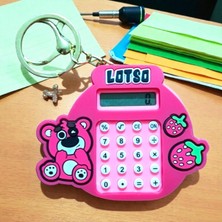 Kuzey Oyuncak Mini Lotso Anahtarlıklı Mini Hesap Makinası Çocuklara Özel Karne Hediyesi Labirent Oyunlu Çanta Süsü