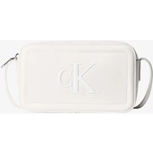 Calvin Klein Bold Ck Kadın Beyaz Çapraz Çanta Şık Görünüm ve Modern Tasarım ile LV04F3220G-4LX