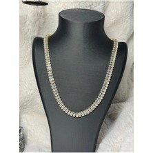 Altın Renk Baget Taşlı Tenis Kolye – Işıltılı ve Zarif Kadın Kolyesi