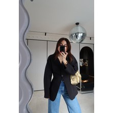 Özge Özgenç Dikiş Detaylı Tek Düğmeli Blazer Ceket