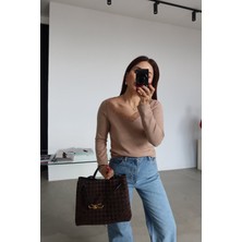 Özge Özgenç Yakası Dantelli Triko Bluz