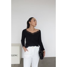 Özge Özgenç Yakası Dantelli Triko Bluz