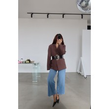 Özge Özgenç Kalın Kemerli Atlas Ceket