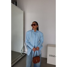 Özge Özgenç Omuzu Vatkalı Boyundan Bağlamalı Gömlek