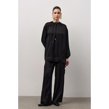 Molene Siyah Yaka Bağcıklı Dökümlü Bluz