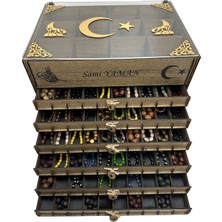 Yaman Hediyelik Kişiye Özel Isimli Tesbih ve Saat Koleksiyon Kutusu – 60 Tesbih 12 Saat | Ahşap & Pleksi Tasarım