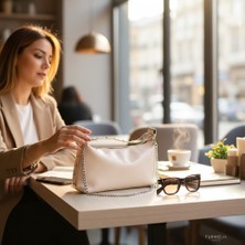 Furmelıa Parıs Kadın Bej Zincir Askılı Baget Çanta – Parlak Zımba Detaylı Şık Omuz Çantası