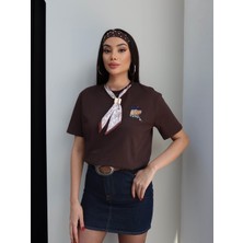 Esra Helvacı Fular Detay Aksesuarlı Tshirt