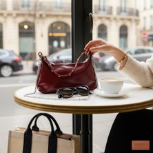 Furmelia Paris Kadın Bordo Baget Çanta – Parlak Deri Görünümlü Zımba Detaylı Zincir Askılı Şık Moda Omuz Çantası