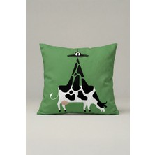 Viki Concept Ufo ve Inek Desenli Dekoratif Kırlent Kılıfı 100 – Modern Illüstratif Tasarım 45X45 cm