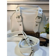 Furmelia Paris Kadın Beyaz Gümüş Tokalı Omuz Çantası - Günlük Şık Baget Model: Saf Zarafetin ve Modern Şıklığın Yeni Simgesi