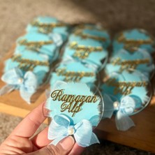 Altın İz Gıda Erkek Bebek Hoşgeldin Hediyesi Isimli Magnet - Şık Kurdeleli ve Aynalı Pleksi Bebek Hatırası