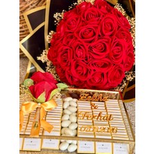 Altın İz Gıda Lüks Gold Detaylı Pleksi Isimli Isteme Çikolatası ve Canlı Görünümlü Yapay Gül Buketi Seti