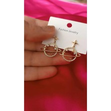 Çelik Zirkon Taşlı Gezegen ve Yıldız Figürlü Altın Renk Kadın Küpe – Şık ve Trend Tasarım