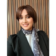 Aura Peruk Açık Kahve  Renk Tonundaki Kısa Perçemli Mia Modelimiz