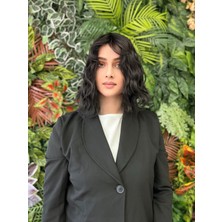 Aura Peruk Siyah Renk Tonunda Olan Şahane Dalgalı Perçemli Kısa Inci Modelimiz