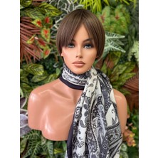 Aura Peruk Açık Kumral Renge Sahip Kısa Perçemli Inci Modelimiz