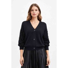 İtalyan Siyah V Yaka Düğmeli Triko Hırka – Boncuk Işlemeli Kol Detaylı Kadın Hırka