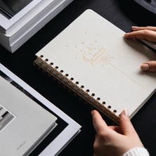Paperora A5 Spiralli Keten Sert Kapak Süresiz Planlayıcı Ajanda | Haftalık ve Aylık Planlama – Krem