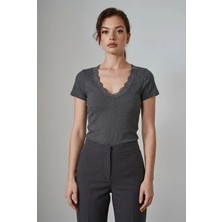 Madmext Antrasit V Yaka Dantel Detaylı Fitilli Kadın Tişört MG2705