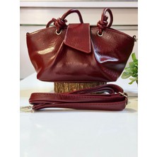 Furmelıa Parıs Bordo Parlak Deri Düğüm Detaylı Kadın El ve Omuz Çantası – Ayarlanabilir Uzun Askılı Şık Modern Günlük Kullanım Kadın Çanta Modeli