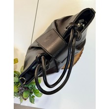 Furmelıa Parıs Siyah Parlak Deri Düğüm Detaylı Kadın El ve Omuz Çantası – Ayarlanabilir Uzun Askılı, Şık ve Modern Günlük Kullanım Kadın Çanta Modeli