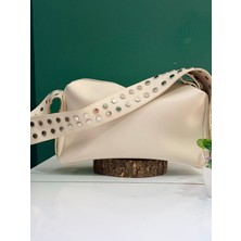 Furmelıa Parıs Kadın Beyaz Deri Görünümlü Zımba Aksesuarlı Omuz Çantası – Tasarım Askılı Modern Şık Günlük Kullanım Kadın Çanta Modeli