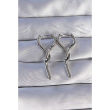 Bazarhane Pirinç Gümüş Renk Sarmal Çubuk Tasarımlı Uzun Küpe