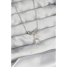 Bazarhane 316L Çelik Gümüş Renk Fiyonk Detay Zirkon Taşlı Tektaş Kolye