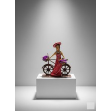 Labari Geri Dönüşüm Bisikletli Kadın Figürü 30 cm