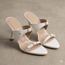 Kindep (Beyaz) Toka Detaylı Ince Bantlı Sivri Burun Kadeh Topuklu Kadın Terlik Beyaz