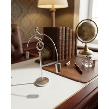 Meya Design Newton Denge Adam Dekoratif Masaüstü Obje ALK2522