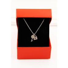 Euromoda Kutulu Kilit Anahtar Tasarımlı Zirkon Taşlı Kolye