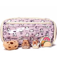 Gökyüzü Işığı Capybara Desenli Çok Bölmeli Kalemlik - Peluş Bir Broş - 5 Stickers -2 Klips Hediye