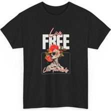 Tişört Kodu Live Free Love Fearlessly Kadın Tişört – Vintage Çiçek Kolaj Tasarımlı Regular Fit T-Shirt