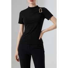AKD Atelier Kadın T-Shirt Kısa Kollu Gold Toka Detaylı Büzgülü Yarım Balıkçı Yaka Sandy Likralı Şık Bluz