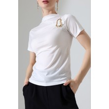 AKD Atelier Kadın T-Shirt Kısa Kollu Gold Toka Detaylı Büzgülü Yarım Balıkçı Yaka Sandy Likralı Şık Bluz