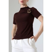 AKD Atelier Kadın T-Shirt Kısa Kollu Gold Toka Detaylı Büzgülü Yarım Balıkçı Yaka Sandy Likralı Şık Bluz