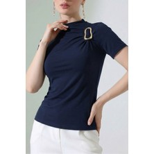 AKD Atelier Kadın T-Shirt Kısa Kollu Gold Toka Detaylı Büzgülü Yarım Balıkçı Yaka Sandy Likralı Şık Bluz