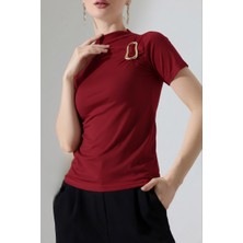 AKD Atelier Kadın T-Shirt Kısa Kollu Gold Toka Detaylı Büzgülü Yarım Balıkçı Yaka Sandy Likralı Şık Bluz