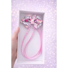 Vitrinmixmini Hello Kitty Figürlü Kız Çocuk Saç Tokası – Açık Pembe Örgü Saçlı Fiyonk Toka-Kutulu